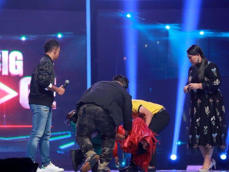 Baby Shima diangkat keluar oleh pasukan paramedik